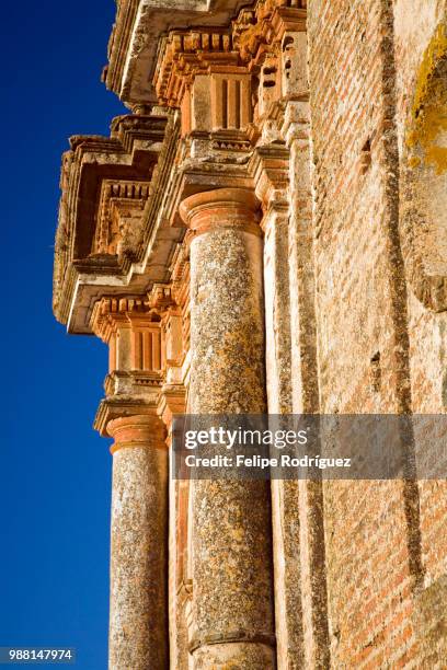 el monumento, unfinished 18th century church, casta del robledo, huelva, spain - casta photos et images de collection