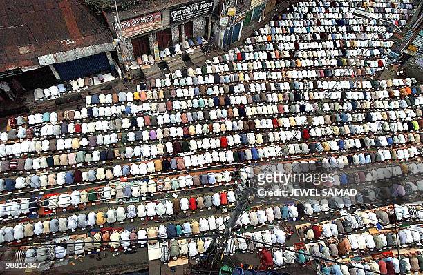 Muslim devotees pray on a street of Chittagong, 29 November 2002 during the last Friday noon prayers of the holy month of Ramadan. The fasting month...