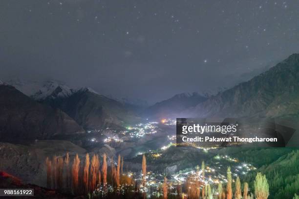 hunza valley at midnight from eagle's nest viewpoint, pakistan - gilgit stockfoto's en -beelden