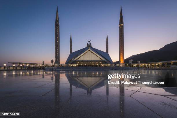 shah faisal masjid at twilight, islamabad, pakistan - islamabad foto e immagini stock