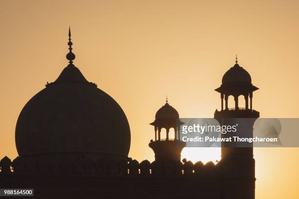 close-up silhouette of badshahi mosque at sunset in lahore, punjab, pakistan - badshahi mosque stockfoto's en -beelden