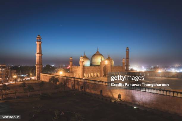 badshahi mosque at twilight in lahore, pakistan - lahore pakistan stock-fotos und bilder