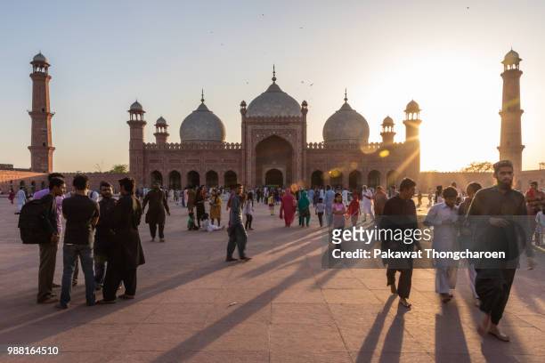 group of pakistani people in front of badshahi mosque at sunset in lahore, punjab, pakistan - mezquita de badshahi fotografías e imágenes de stock