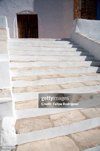 stairs, santiago church, town of casta del robledo, province of huelva, andalusia, spain - casta stock-fotos und bilder