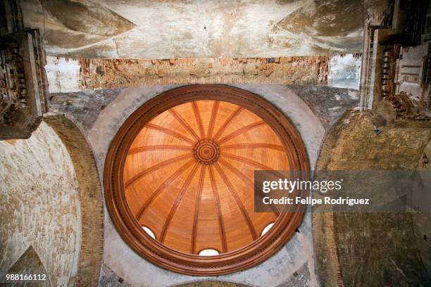 dome of el monumento church, town of casta del robledo, province of huelva, andalusia, spain - kasta stock-fotos und bilder