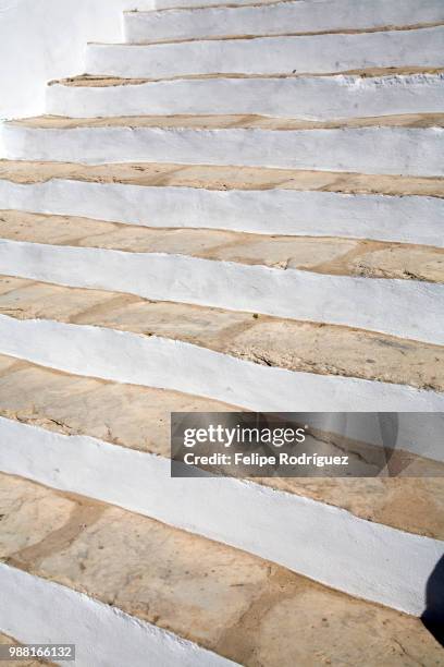 stairs, santiago church, town of casta del robledo, province of huelva, andalusia, spain - casta photos et images de collection