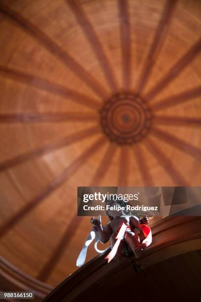 dome of el monumento church, town of casta del robledo, province of huelva, andalusia, spain - monumento stock-fotos und bilder