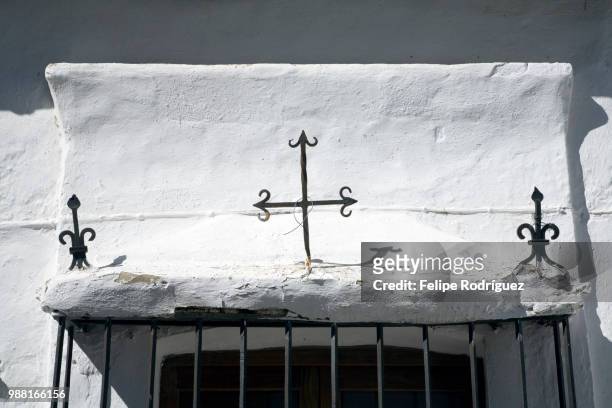 cross on the top of a window, town of casta del robledo, province of huelva, andalusia, spain - casta photos et images de collection