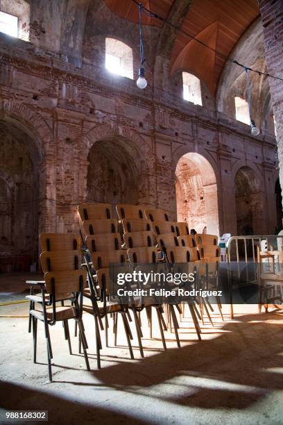 interior of el monumento unfinished church, town of casta del robledo, province of huelva, andalusia - casta photos et images de collection