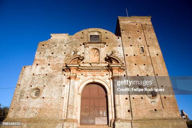 el monumento, 18th century unfinished church, town of casta del robledo, province of huelva, andalus - monumento stock-fotos und bilder