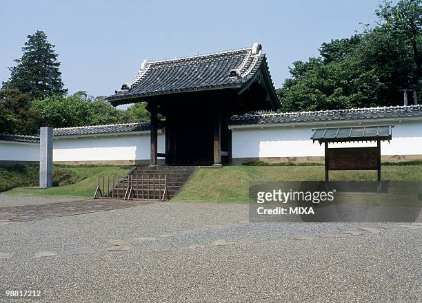 gate of kodokan, mito, ibaraki, japan - kodokan stock pictures, royalty-free photos & images