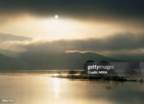 morning glory at akimoto lake, kitashiobara, fukushima, japan - 裏磐梯 ストックフォトと画像