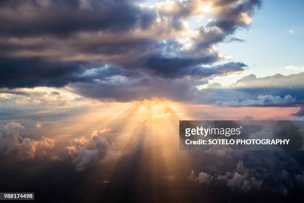 cloudscape with sunlight - storm cloud photos et images de collection
