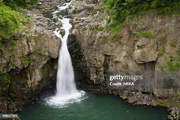 ayugaeri falls, minamiaso, kumamoto, japan - minamiaso kumamoto stockfoto's en -beelden