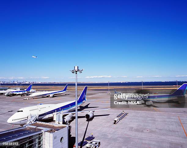 haneda airport, ota, tokyo, japan - tokyo international airport stockfoto's en -beelden