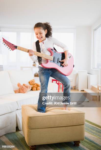 hispanic girl playing guitar - guitarra elétrica - fotografias e filmes do acervo