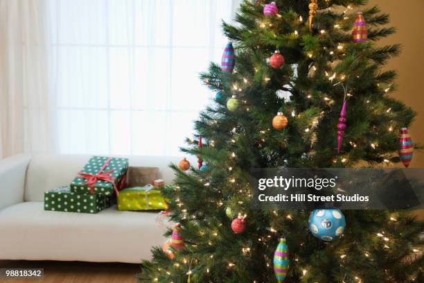 christmas tree in living room - gardena california fotografías e imágenes de stock