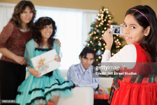 hispanic girl photographing family at christmas - gardena california fotografías e imágenes de stock