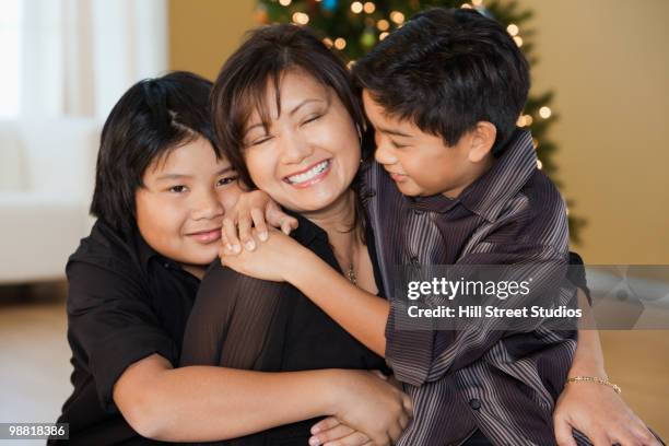 filipino family smiling at christmas time - filipino christmas family photos et images de collection