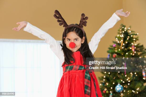 hispanic girl wearing reindeer nose and antlers - imitant un animal photos et images de collection