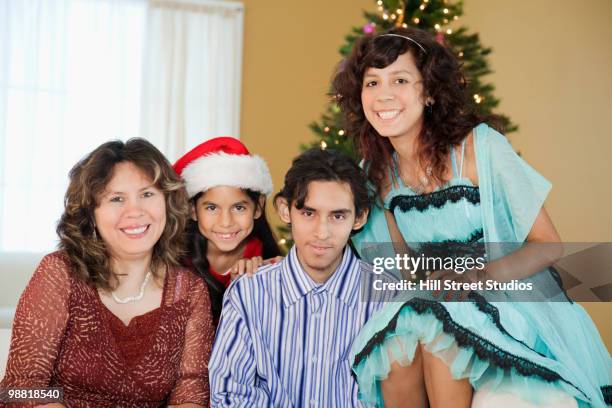 hispanic family smiling at christmas - gardena californië stockfoto's en -beelden