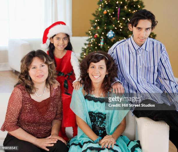 hispanic family smiling at christmas - gardena california fotografías e imágenes de stock