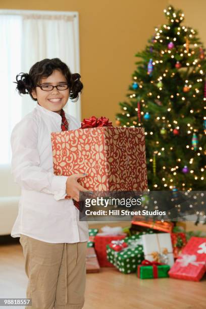 mixed race girl holding christmas gift - gardena california fotografías e imágenes de stock