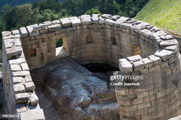 temple of the sun in machu picchu, peru - ruinas incas de machu picchu fotografías e imágenes de stock