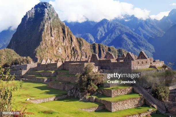 machu picchu ruins in cusco, peru - berg huayna picchu stock-fotos und bilder