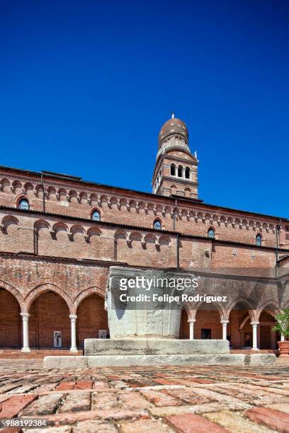 cloister of the madonna dell'orto church, cannaregio, venice, italy - orto stock-fotos und bilder