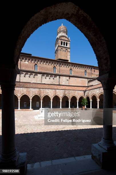 cloister of the madonna dell'orto church, cannaregio, venice, italy - orto stock-fotos und bilder
