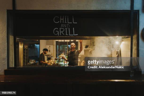 camion restaurant de - burger on grill photos et images de collection