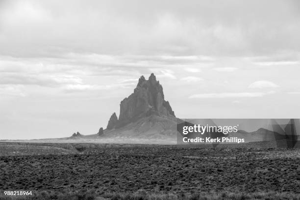 shiprock bw - shiprock fotografías e imágenes de stock