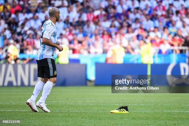 Federico Fazio of Argentina lost a shoe during the FIFA World Cup Round of 16 match between France and Argentina at Kazan Arena on June 30, 2018 in...