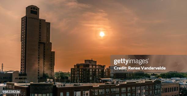 city sunset - centro de convenção e exposição de hong kong - fotografias e filmes do acervo