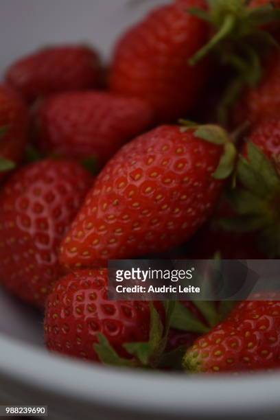 bol de fraise / strawberry - bol foto e immagini stock