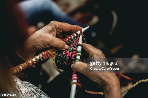senior woman hands knitting - lavorare a maglia foto e immagini stock