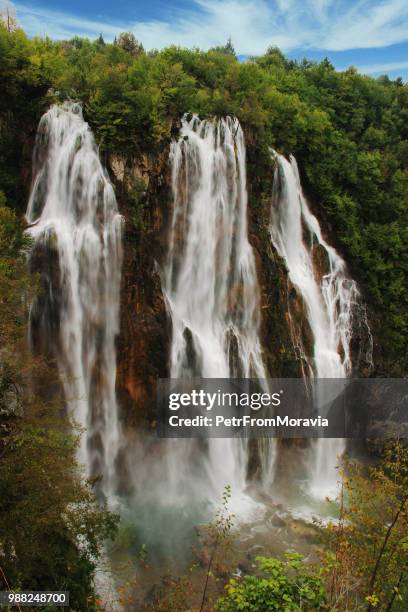 big waterfall plitvicka jezera - plitvicka jezera stock-fotos und bilder