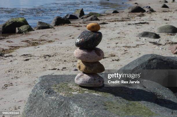 balance stones - jarvis summers stock pictures, royalty-free photos & images