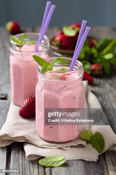 strawberry milkshake. - strawberry milkshake and nobody stock pictures, royalty-free photos & images