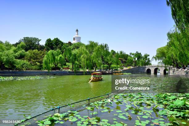 beihai park at sunny day, beijing, china - beihai park stockfoto's en -beelden