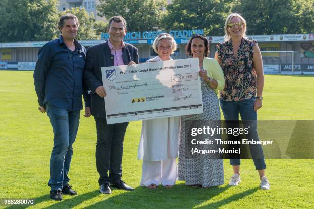 Saskia Greipl-Kostantinidis and Minister Dr. Florian Herrmann with the team from an animal protection association and check during the Erich Greipl...