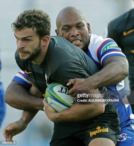 Argentina's Jaguares wing Ramiro Moyano vies for the ball with South Africa's Stormers hooker Ramone Samuels during their Super Rugby match at Jose...