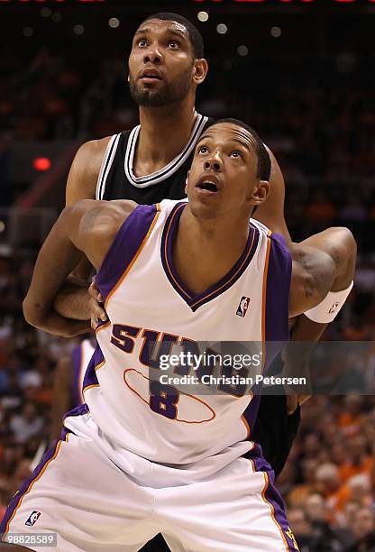 Channing Frye of the Phoenix Suns guards against Tim Duncan of the San Antonio Spurs during Game One of the Western Conference Semifinals of the 2010...