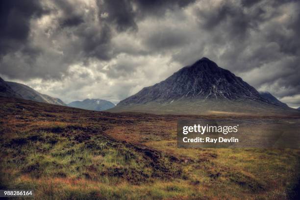 buachaille etive mor under storm clouds, glen etive, highlands, scotland, uk. - mor stock-fotos und bilder