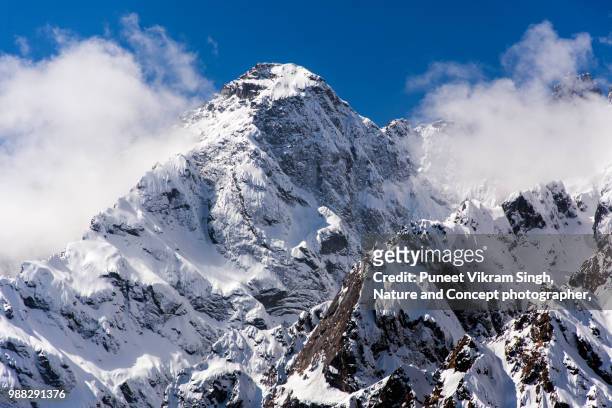 mountain peaks of north sikkim in yumthang valley as an abstract shot - lachen stock pictures, royalty-free photos & images