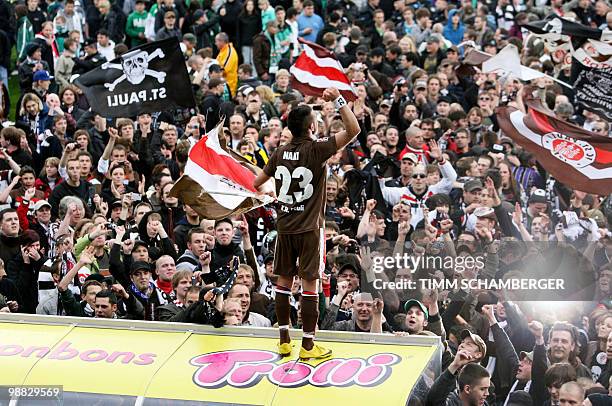 St. Pauli's cheers to supporters crowding the pitch after the Bundesliga second division match of SpVgg Greuther Fuerth against FC St. Pauli on May...