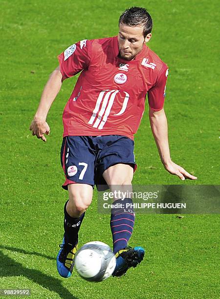 Lille's French midfielder Yohan Cabaye controls the ball during the French L1 football match Lille vs Nancy on May 2, 2010 at Lille metropole stadium...