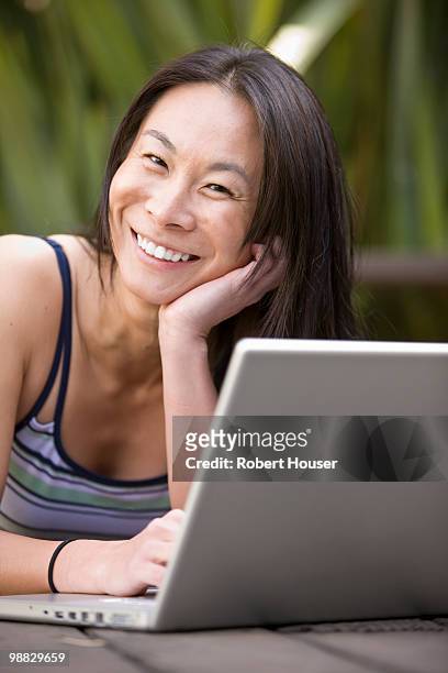 woman working with laptop. - robert moreno fotografías e imágenes de stock