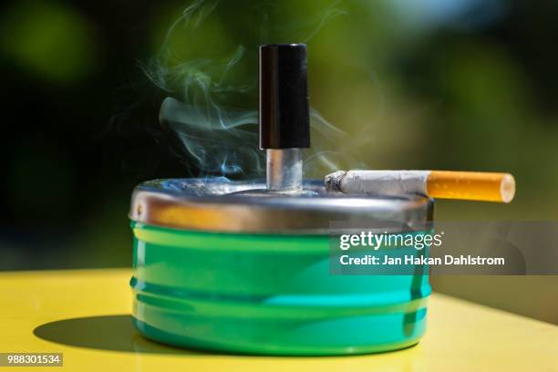 vintage ashtray and burning cigarette - filtre de cigarette photos et images de collection